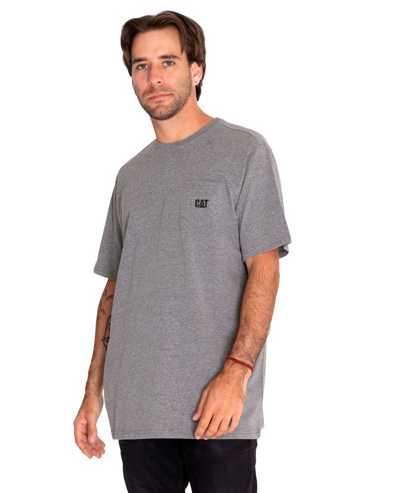 Polera-Manga-Corta-Casual-Hombre-Foundation-Pocket-Tee-With-Logo-Gris-Cat