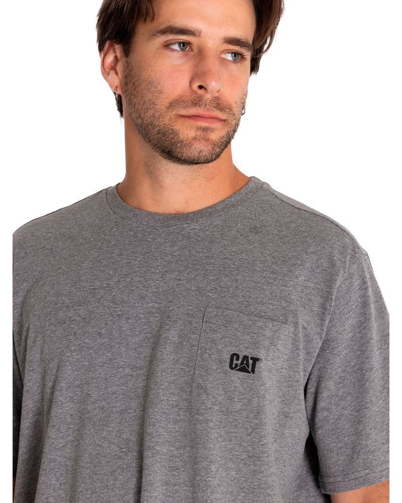 Polera-Manga-Corta-Casual-Hombre-Foundation-Pocket-Tee-With-Logo-Gris-Cat