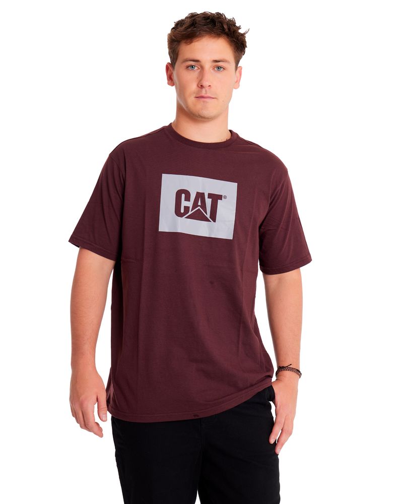 Polera-Manga-corta-Casual-Hombre-REFLECTIVE-CAT-LOGO-TEE-Burdeo-CAT