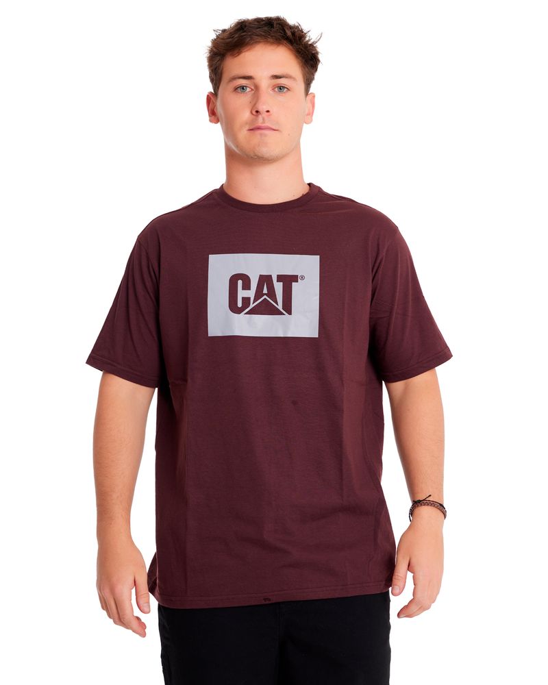 Polera-Manga-corta-Casual-Hombre-REFLECTIVE-CAT-LOGO-TEE-Burdeo-CAT