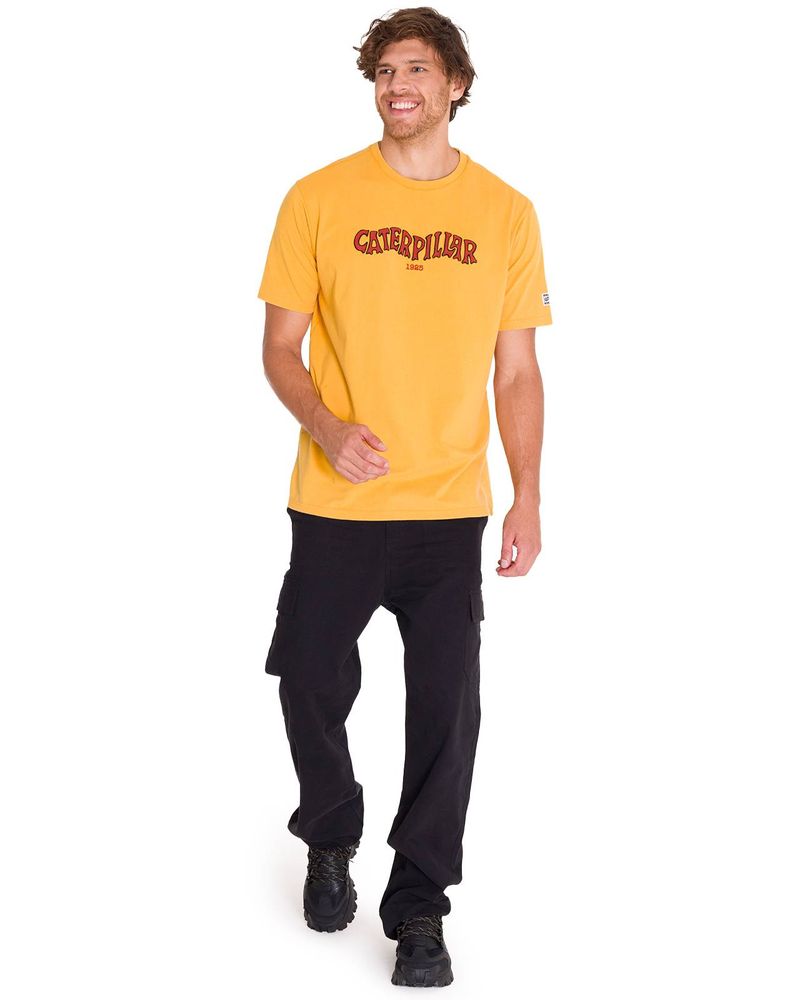 Polera-Manga-Corta-Casual-Hombre-HERITAGE-1925-GRAPHIC-TEE-Amarilla-Cat