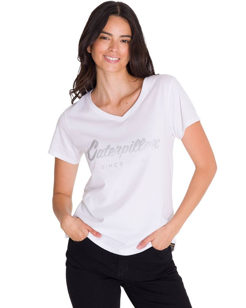 Polera-Manga-Corta-Cuello-V-Mujer-CAT-METALLIC-SCRIPT-V-NECK-TEE-Blanca-Cat