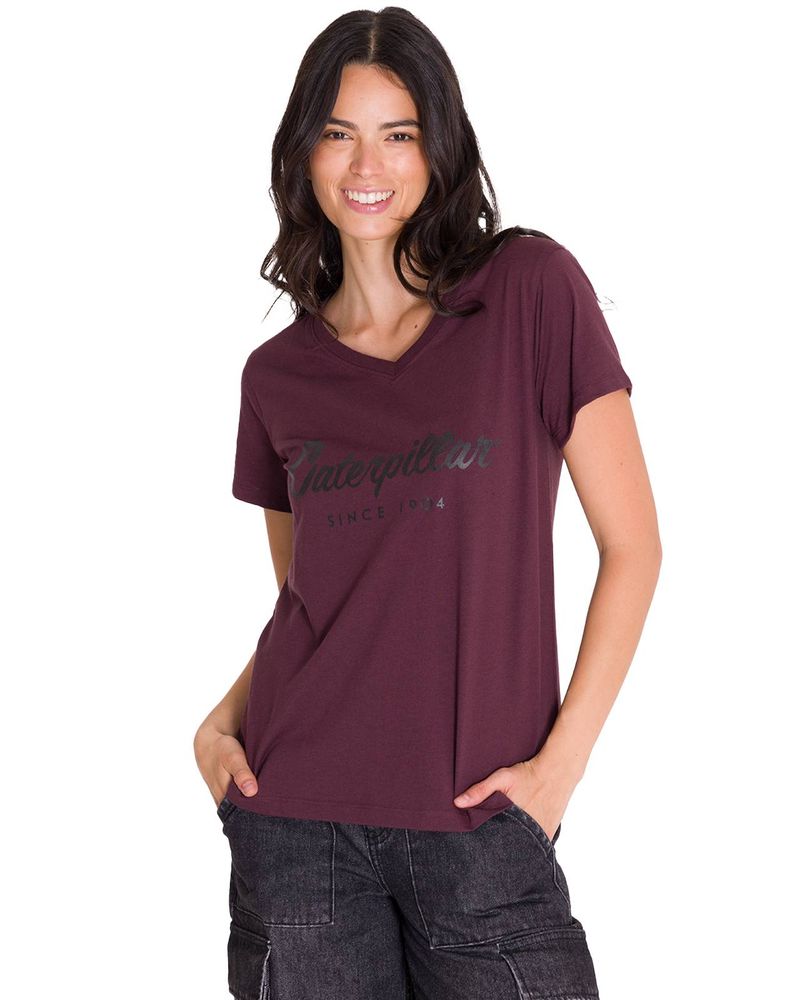 Polera-Manga-Corta-Cuello-V-Mujer-CAT-METALLIC-SCRIPT-V-NECK-TEE-Burdeo-Cat