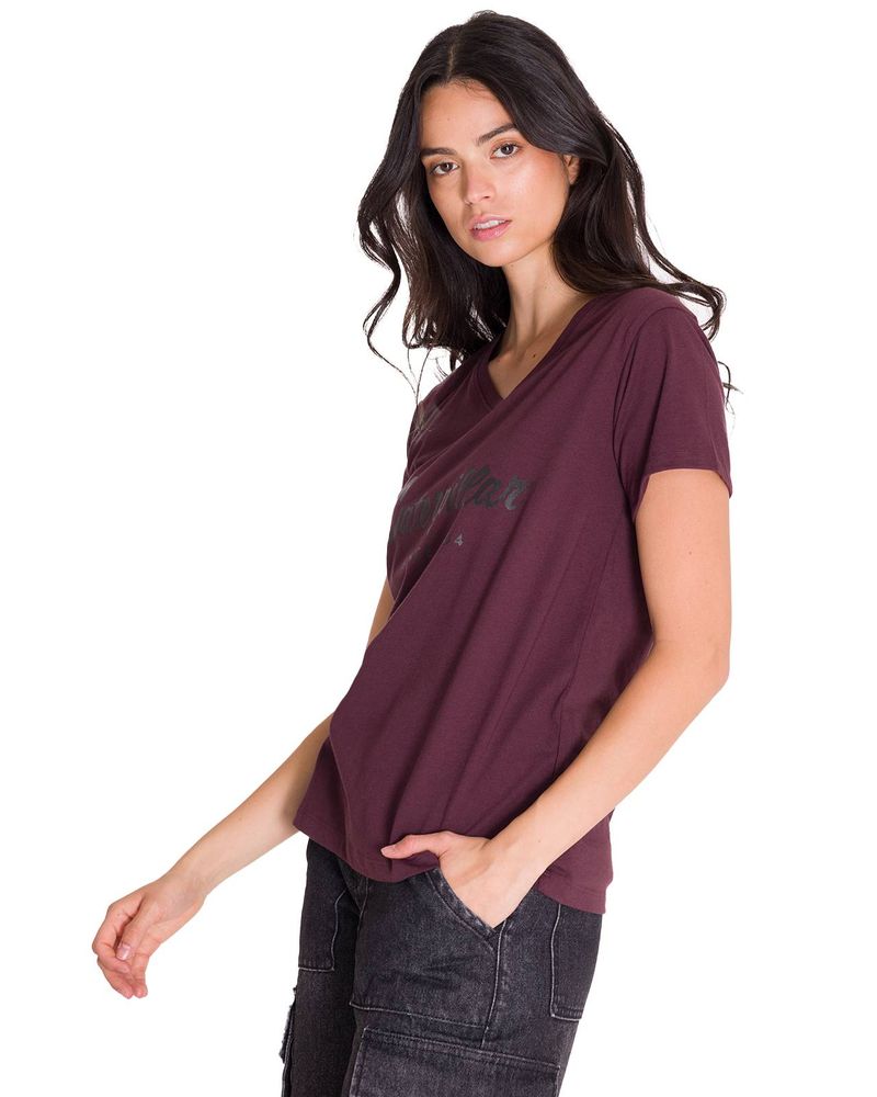 Polera-Manga-Corta-Cuello-V-Mujer-CAT-METALLIC-SCRIPT-V-NECK-TEE-Burdeo-Cat