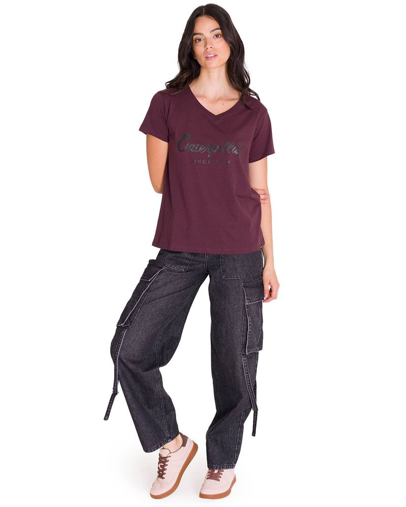 Polera-Manga-Corta-Cuello-V-Mujer-CAT-METALLIC-SCRIPT-V-NECK-TEE-Burdeo-Cat