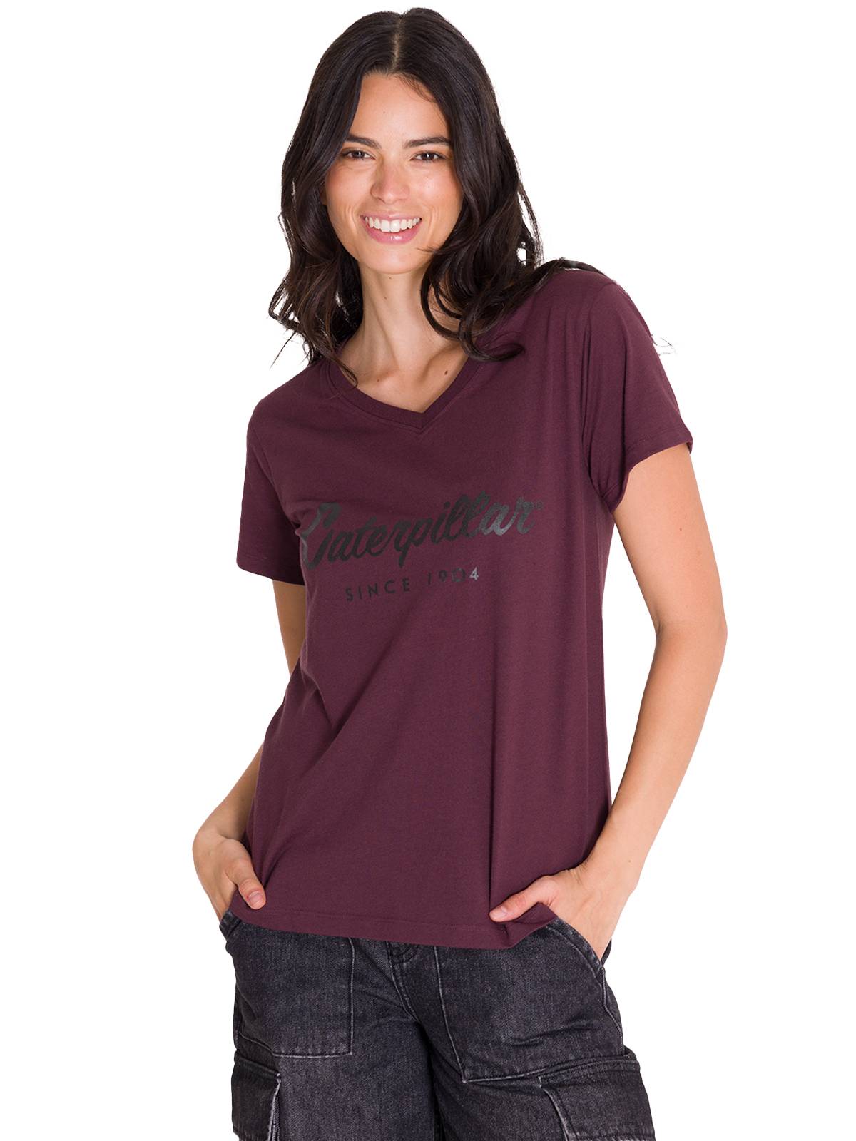 Polera Manga Corta Cuello V Mujer CAT METALLIC SCRIPT V-NECK TEE Burdeo Cat