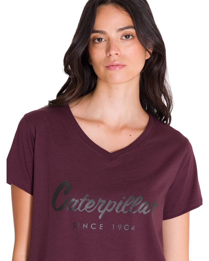 Polera-Manga-Corta-Cuello-V-Mujer-CAT-METALLIC-SCRIPT-V-NECK-TEE-Burdeo-Cat