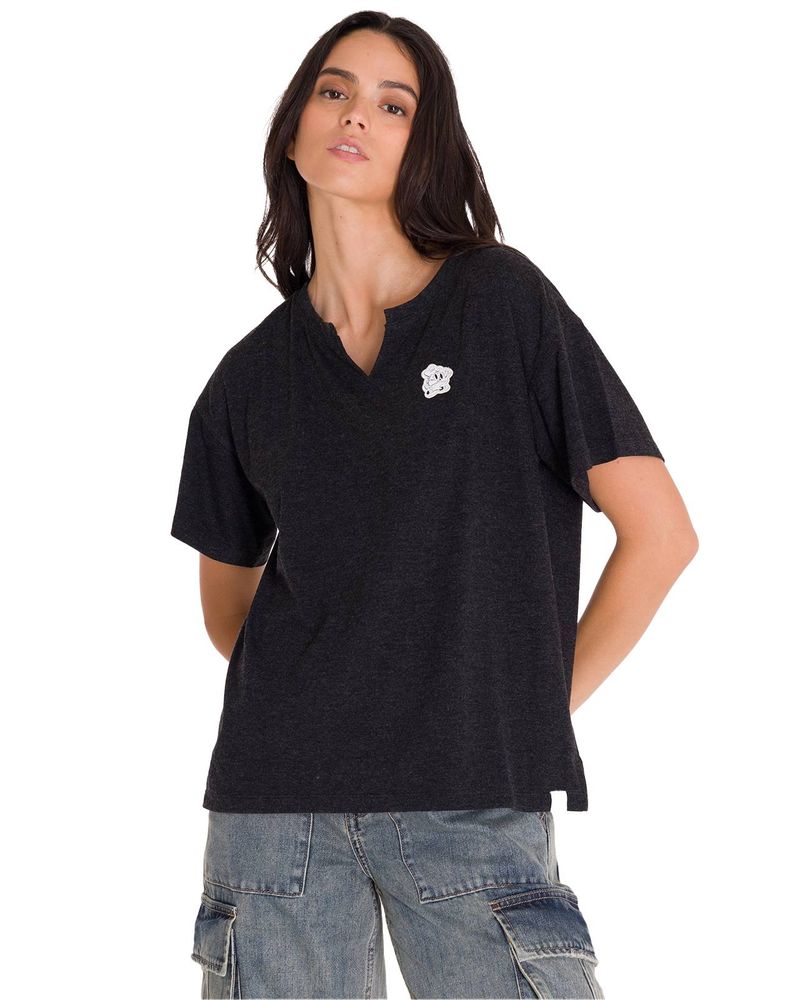 Polera-Manga-Corta-Casual-Mujer-NOTCH-NECK-DANNY-GRAPHIC-TEE-1-Negra-Cat