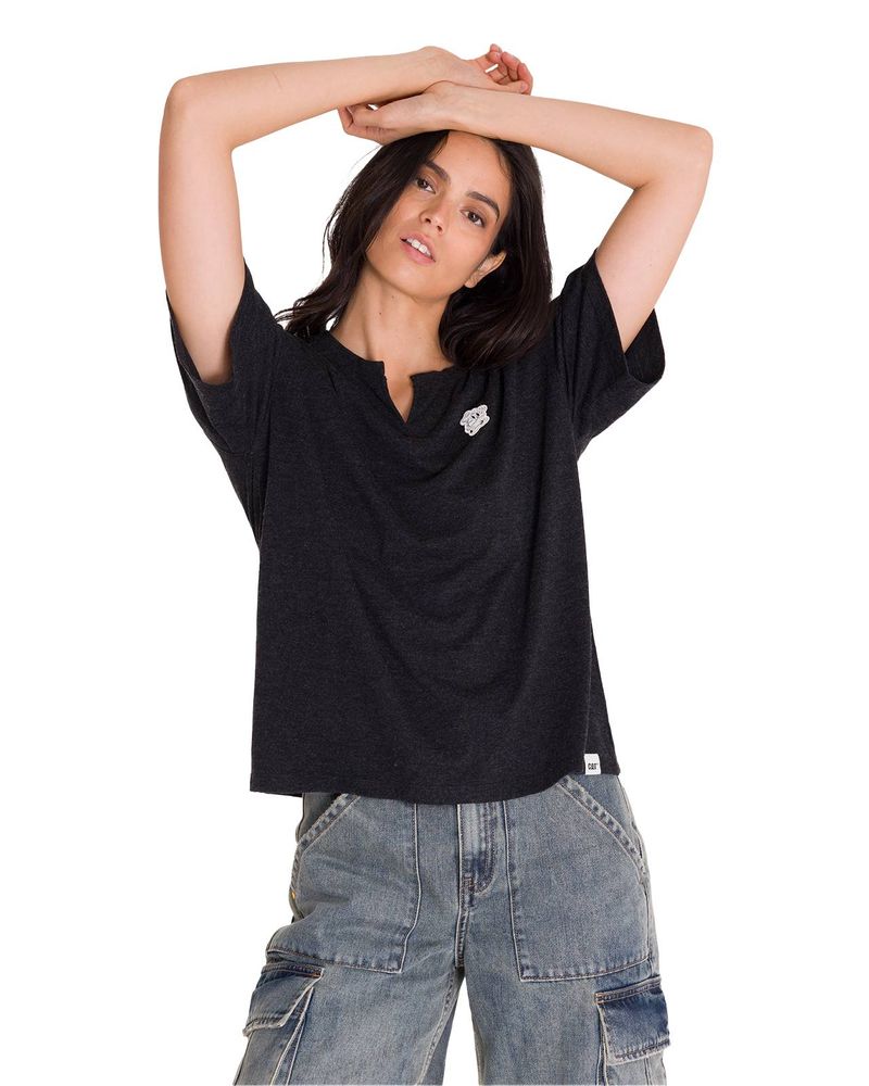 Polera-Manga-Corta-Casual-Mujer-NOTCH-NECK-DANNY-GRAPHIC-TEE-1-Negra-Cat