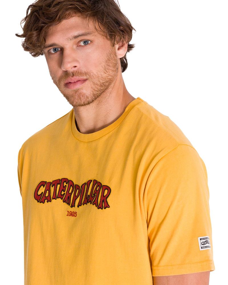 Polera-Manga-Corta-Casual-Hombre-HERITAGE-1925-GRAPHIC-TEE-Amarilla-Cat